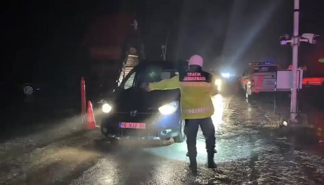 Bursa’da Uludağ’da etkili olan kar yağışıyla birlikte kar kalınlığı 20