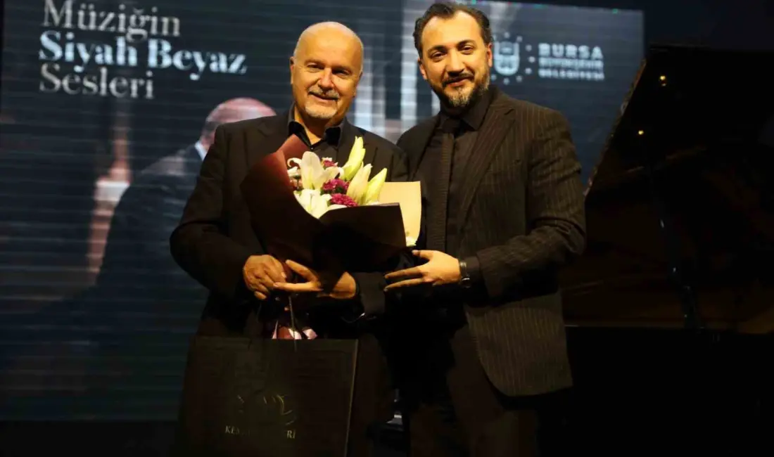 Bursa Büyükşehir Belediyesi tarafından düzenlenen ‘Müziğin Siyah Beyaz Sesleri’ konserinde