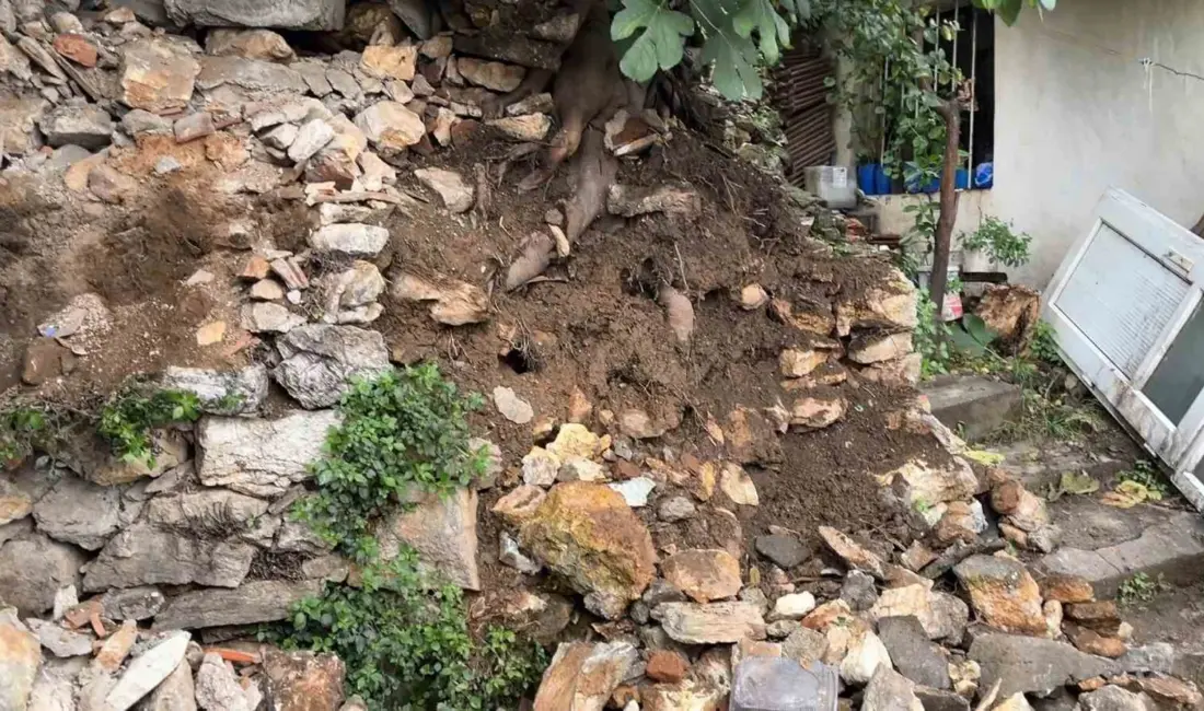 Bursa’da 2 gündür aralıksız yağan yağmur sonrası, bir evin önündeki
