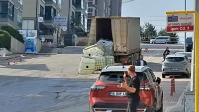 Bursa’da kimyasal madde taşıyan aracın dorsesindeki 4 varilin yola devrilmesiyle