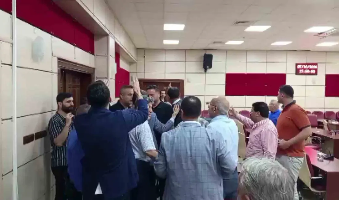 Adana’da Yüreğir Belediye Meclisi’nin ekim ayı oturumunda CHP’li meclis üyeleri